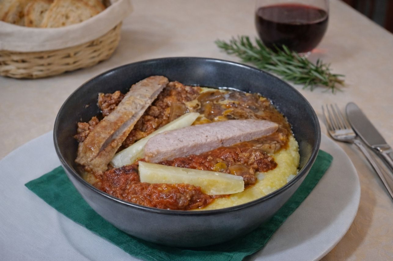 Polenta funghi, salsiccia, pecorino. Ristorante Le Macinaie, menù Eventi, matrimoni, catering. Monte Amiata, Toscana.