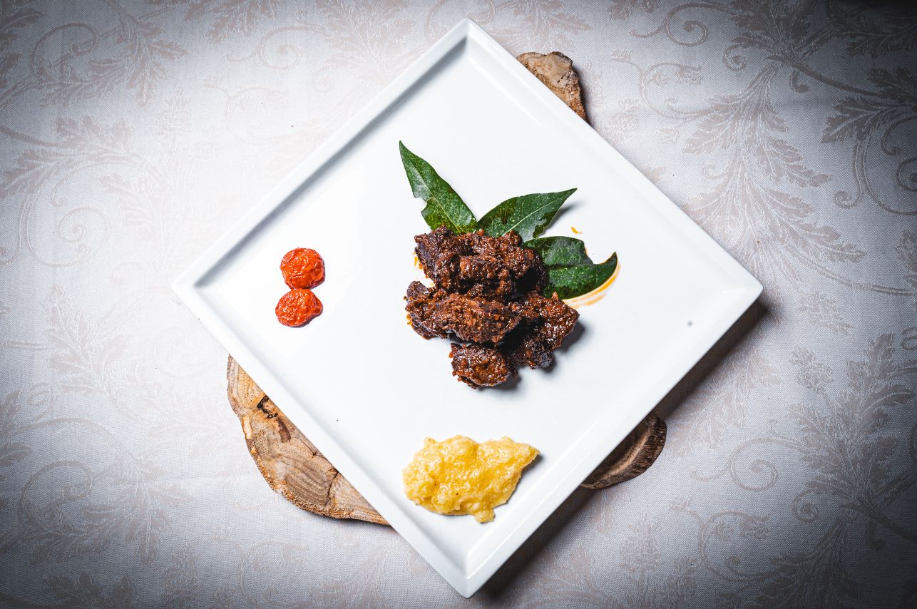 Stracotto al Montecucco. Ristorante Le Macinaie, menù Eventi, matrimoni, catering. Monte Amiata, Toscana.