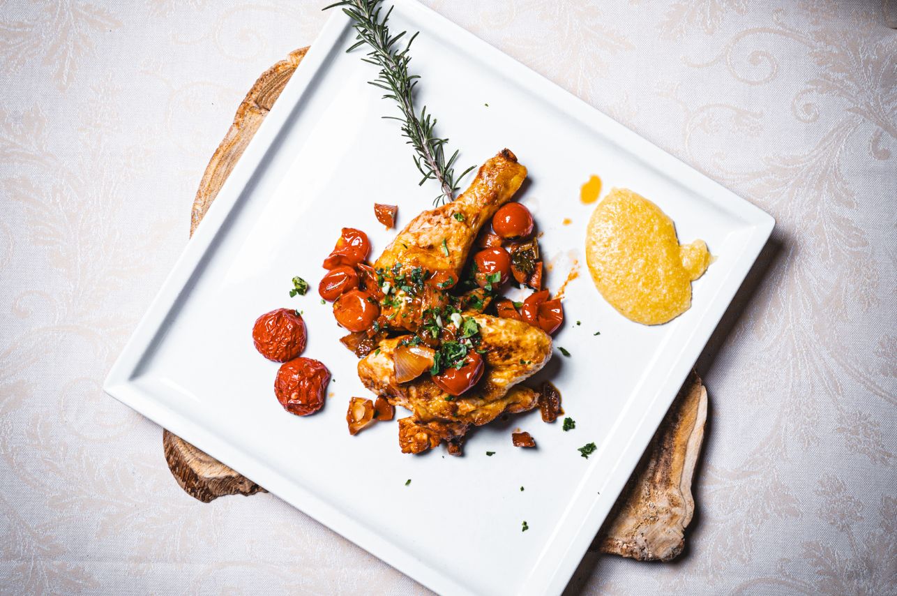 pollo alla cacciatora. Ristorante Le Macinaie, menù Eventi, matrimoni, catering. Monte Amiata, Toscana.