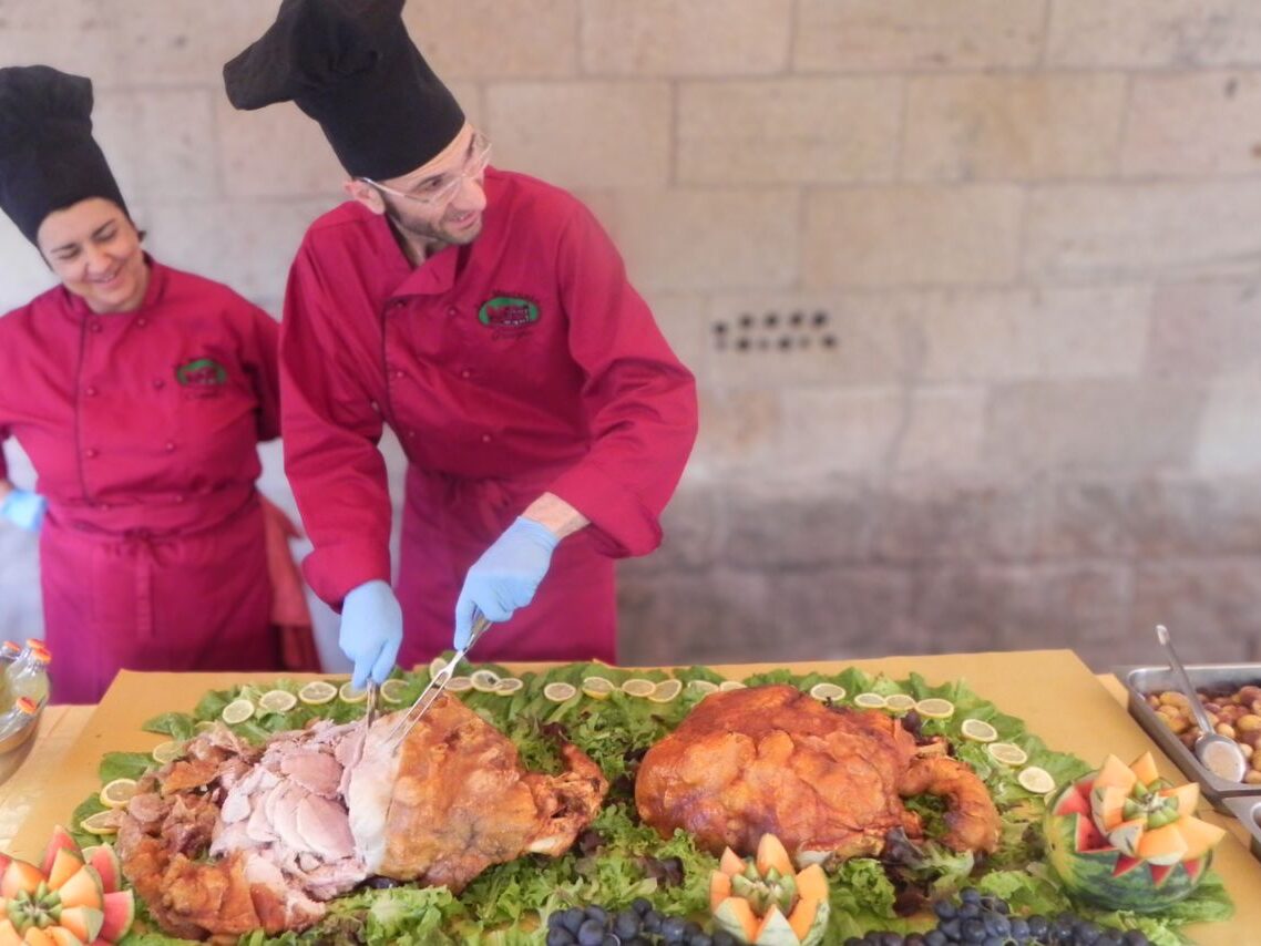 Coscio di maiale tra due fuochi. Ristorante Le Macinaie, menù Eventi, matrimoni, catering. Monte Amiata, Toscana.