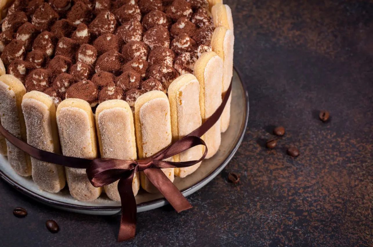 Torta charlotte. Ristorante Le Macinaie, menù Eventi, matrimoni, catering. Monte Amiata, Toscana.