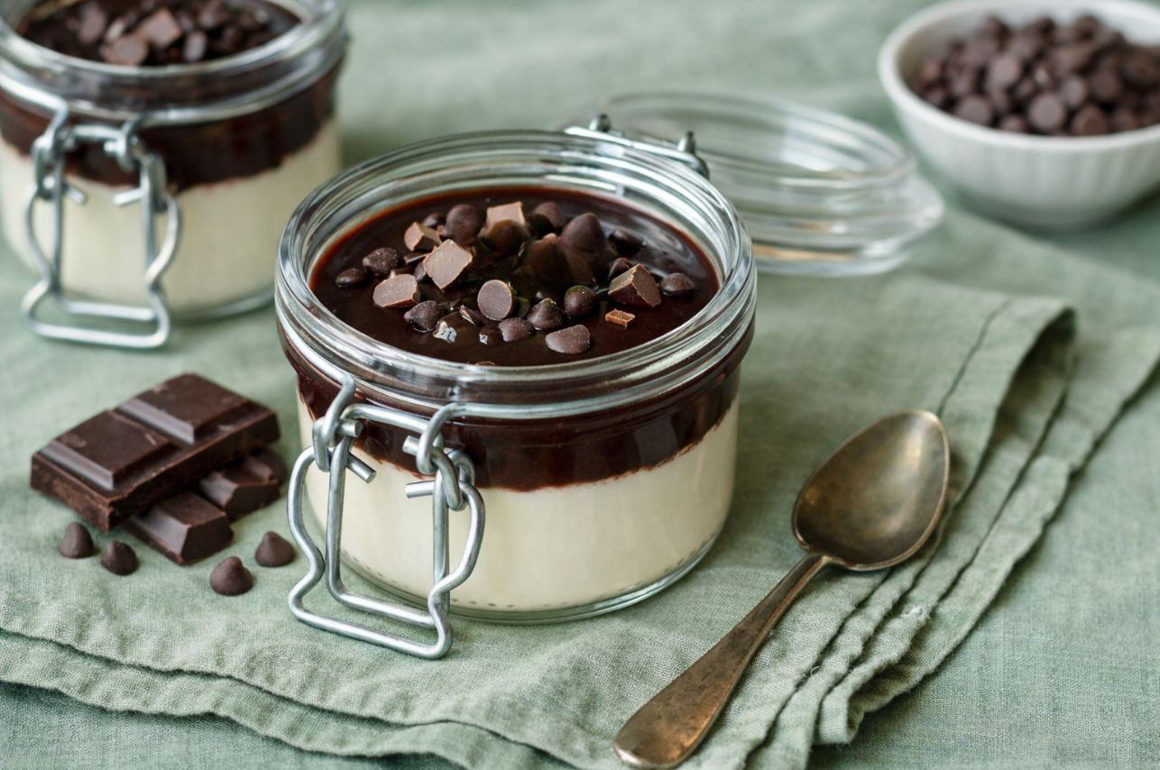 pannacotta (cioccolato, caramello, frutti di bosco. Ristorante Le Macinaie, menù Eventi, matrimoni, catering. Monte Amiata, Toscana.