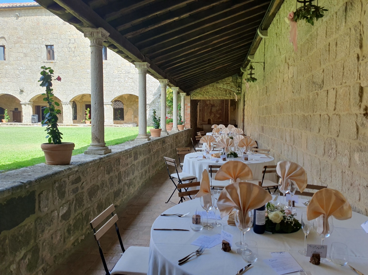 Tavolo tondo. Allestimenti Le Macinaie Eventi. Le Macinaie, ristorante e catering sul Monte Amiata, Toscana.