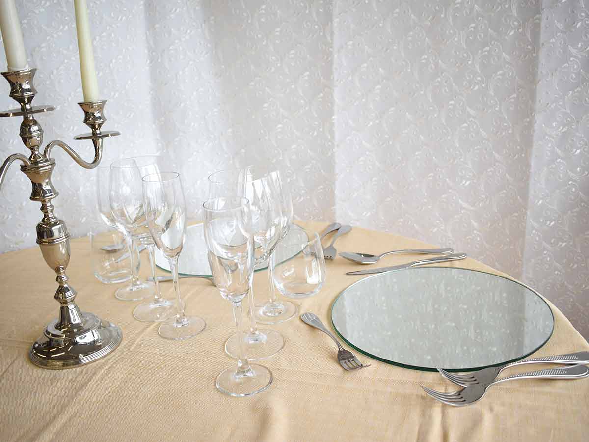 Sottopiatto specchio. Allestimenti Le Macinaie Eventi. Le Macinaie, ristorante e catering sul Monte Amiata, Toscana.
