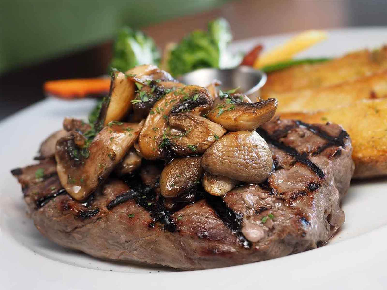 Filetto con i funghi - Ristorante Le Macinaie Amiata