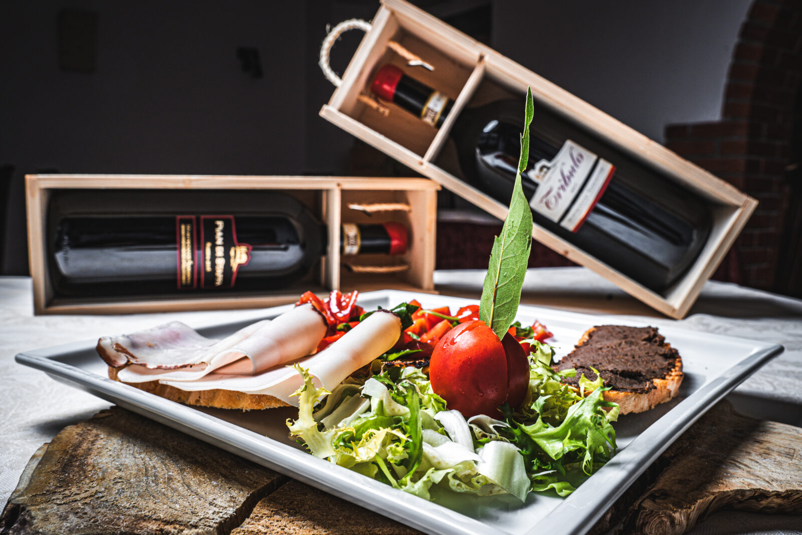 Bruschette pomodorini, lardo e fegatini - Ristorante Le Macinaie Monte Amiata