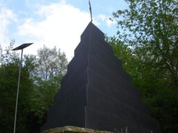 Giardino di Daniel Spoerri - Seggiano (GR) - La piramide della donna sul bastone nodoso
