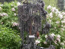 Giardino di Daniel Spoerri - Seggiano (GR) - Mucchio di ferri da cavallo e catene