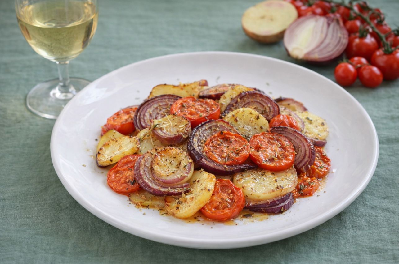 Verdure al forno, cipolla, patate, pomodori. Ristorante Le Macinaie, menù Eventi, matrimoni, catering. Monte Amiata, Toscana.