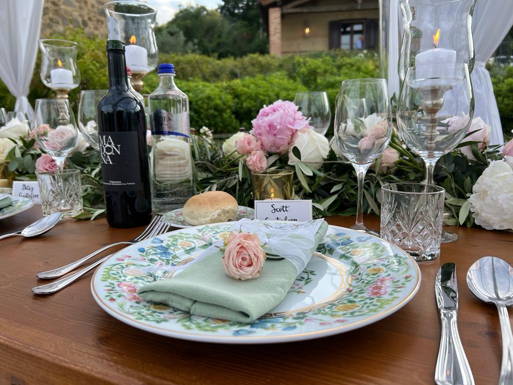 Sottopiatto bouquet fiori oro. Allestimenti Le Macinaie Eventi. Le Macinaie, ristorante e catering sul Monte Amiata, Toscana.