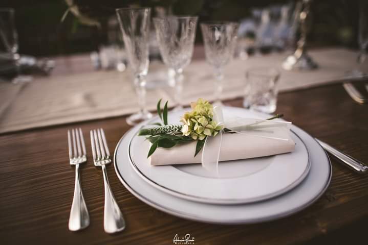 Sottopiatto filo argento. Allestimenti Le Macinaie Eventi. Le Macinaie, ristorante e catering sul Monte Amiata, Toscana.