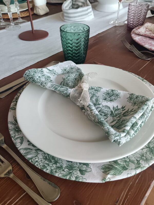 sottopiatto classic stoffa verde. Allestimenti Le Macinaie Eventi. Le Macinaie, ristorante e catering sul Monte Amiata, Toscana.