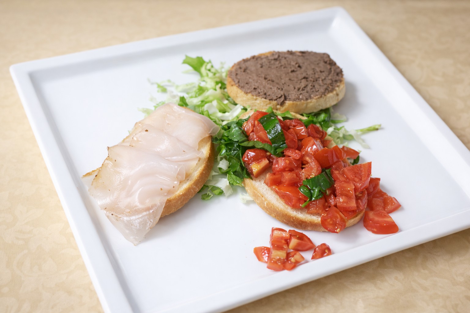 Un grande classico della tradizione toscana: bruschetta al pomodoro, crostino al lardo e crostino con patè di fegatini di pollo, per un antipasto dai sapori genuini e decisi.