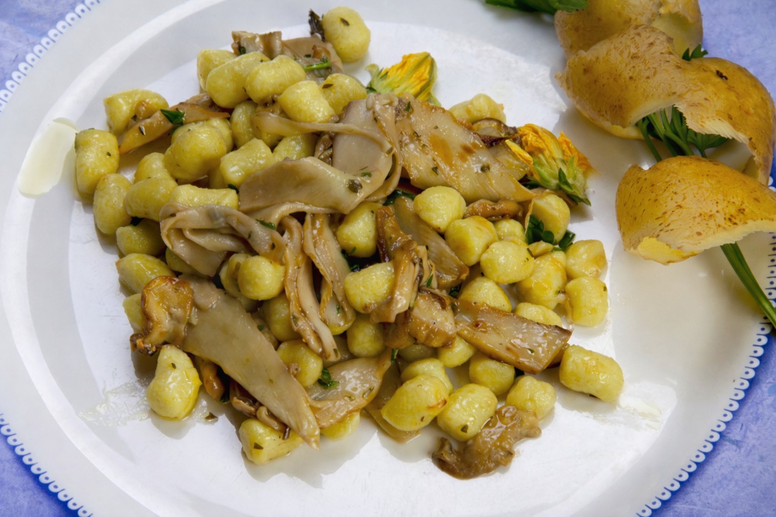 Gnocchetti con funghi e fiori di zucca, un primo piatto dal gusto equilibrato e raffinato, che valorizza ingredienti delicati e sapori avvolgenti.
