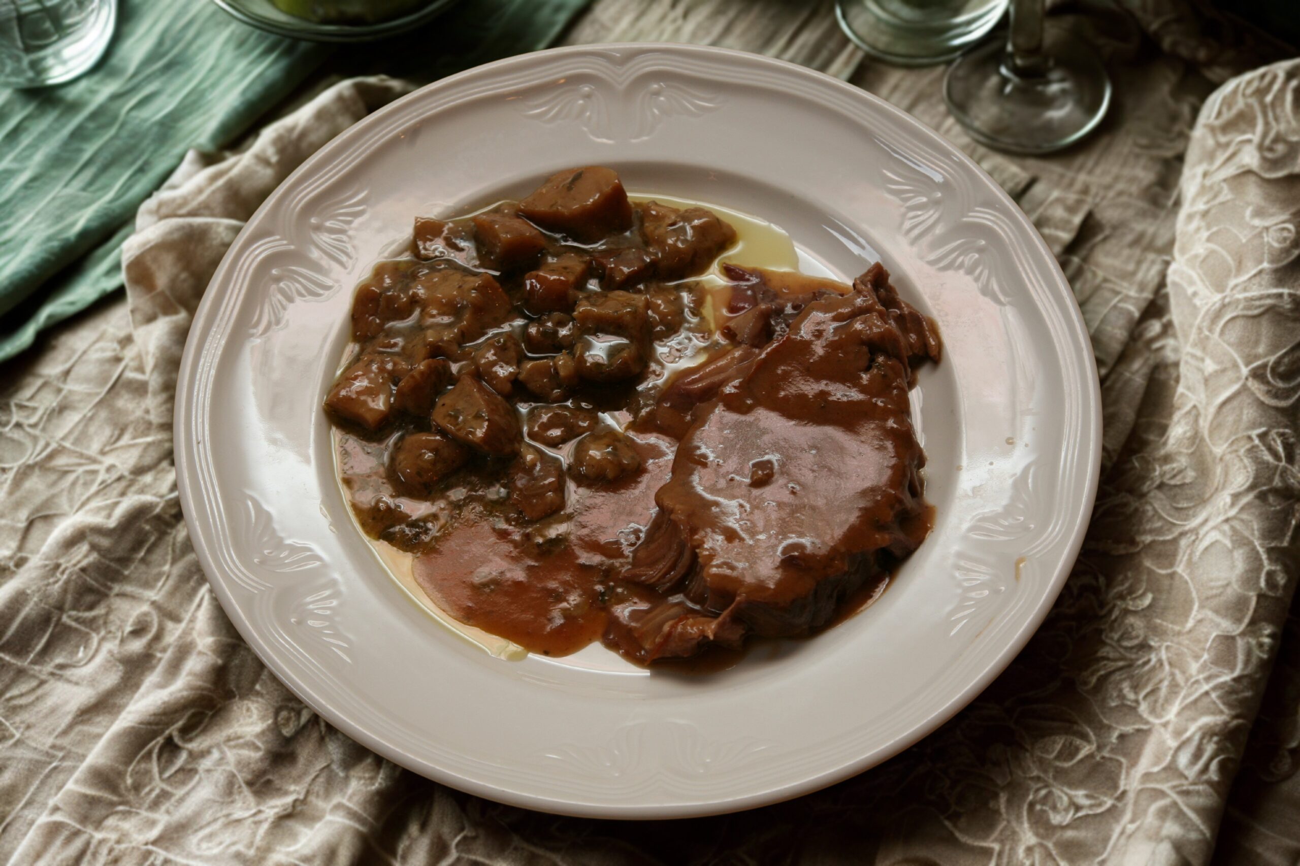 Stracotto ai funghi, un secondo piatto di carattere che unisce la morbidezza della carne brasata al vino alla profondità aromatica dei funghi, per un risultato intenso e gustoso