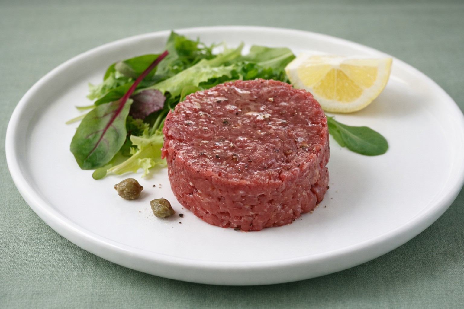 Una tartare di vitellone dal gusto delicato, accompagnata da verdurine di stagione per un antipasto fresco, equilibrato e curato nei dettagli.