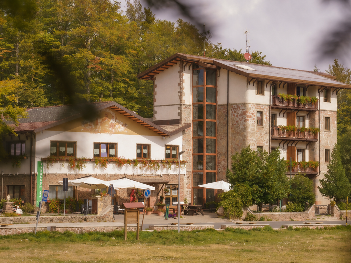 Le Macinaie hotel and restaurant, on Mount Amiata, Tuscany. A venue for events, anniversaries, weddings, and business lunches and dinners.