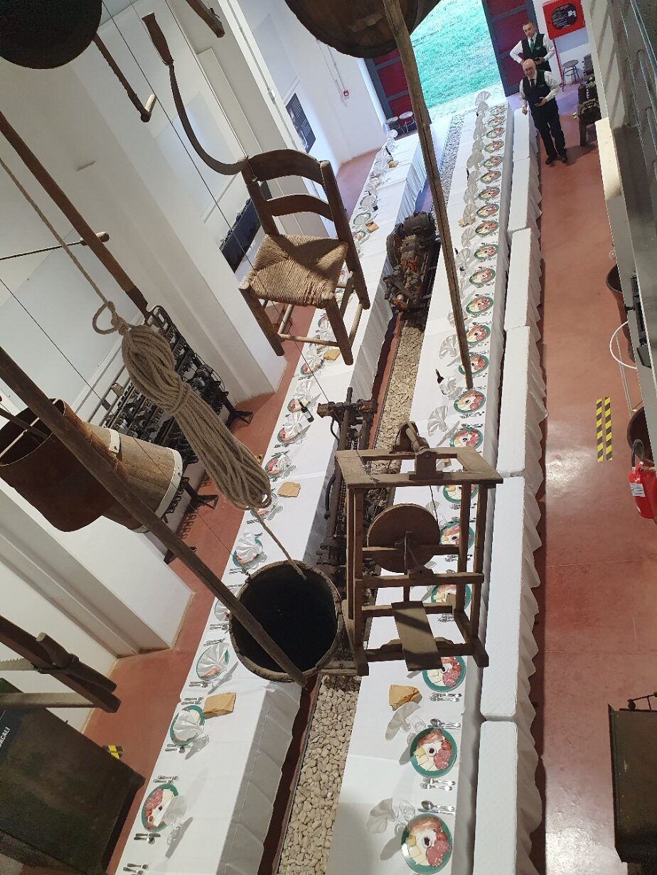 Tavolo rettangolare. Allestimenti Le Macinaie Eventi. Le Macinaie, ristorante e catering sul Monte Amiata, Toscana.